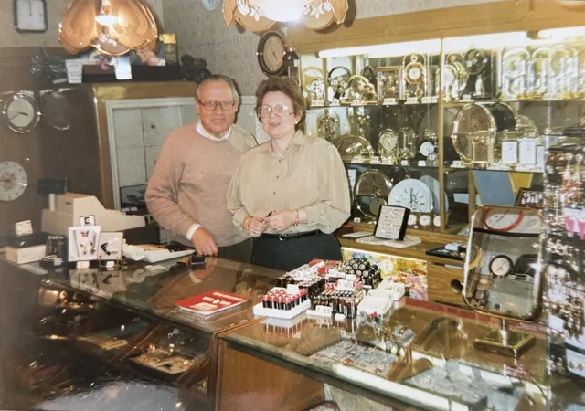 Dieter und Ursula Grützmacher im historischen Ladengeschäft mit Uhren und Schmuck